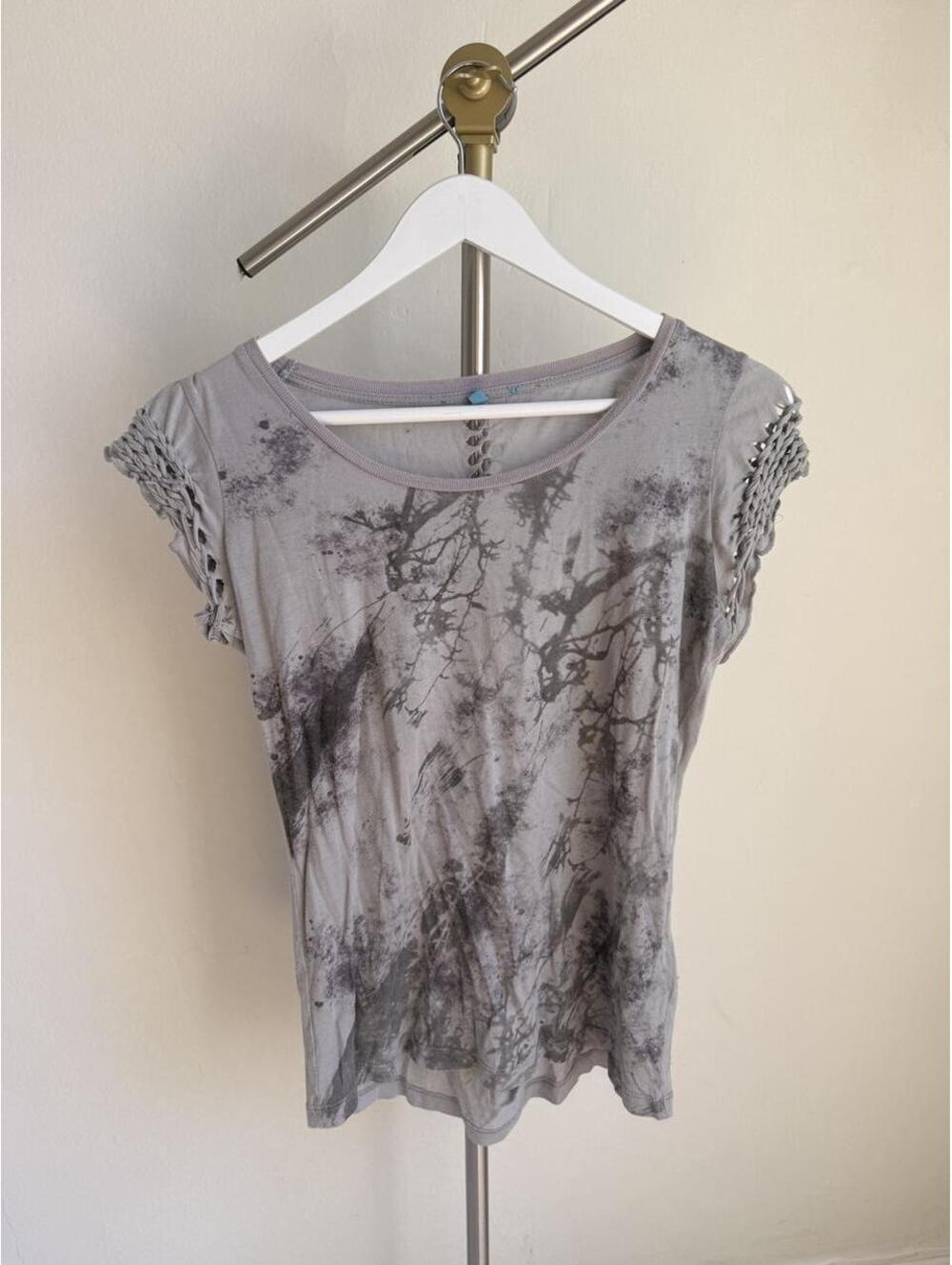 Anama Gray Distressed Top